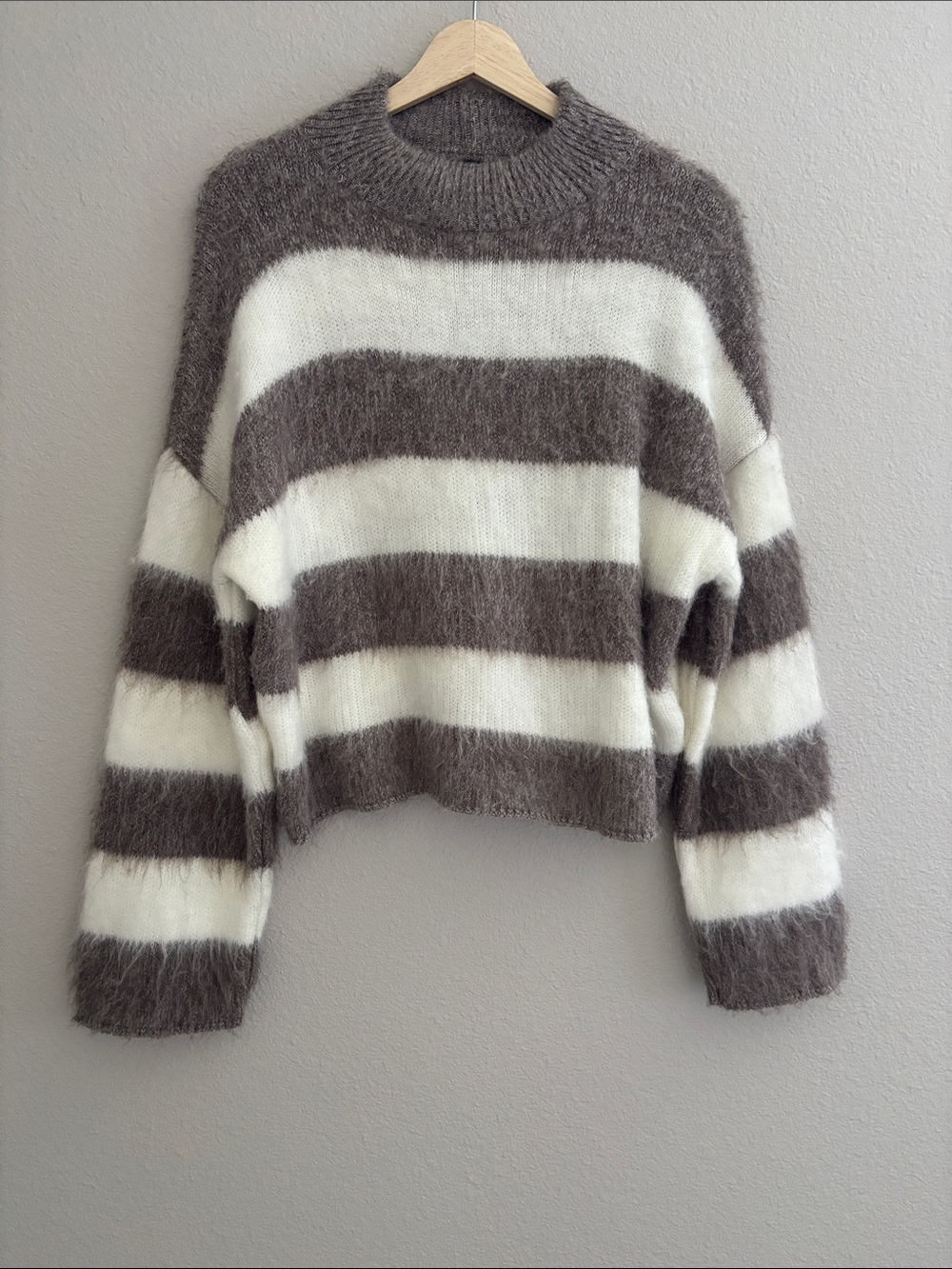 NWT Express Fuzzy Cozy Striped Cropped Sweater White & Brown Relaxed Fit Size L